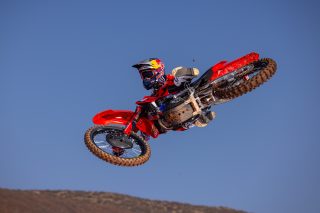 25 Honda HRC Progressive_Hunter Lawrence_action 4