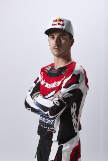 26 Hunter Lawrence_headshot 6