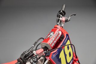 26 Jett Lawrence CRF450RWE_details 41