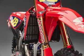 26 Jett Lawrence CRF450RWE_details 51