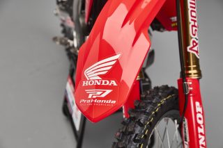 26 Jett Lawrence CRF450RWE_details 54