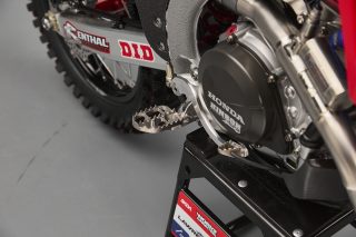 26 Jett Lawrence CRF450RWE_details 55