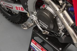 26 Jett Lawrence CRF450RWE_details 56