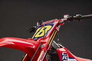 26 Jett Lawrence CRF450RWE_details 81